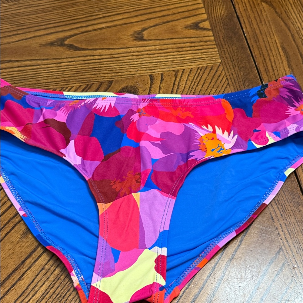 NIPTUCK MULTI COLORED BIKINI BOTTOM. SIZE 8. NWOT
